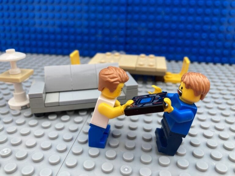 children both fighting over 1 screen